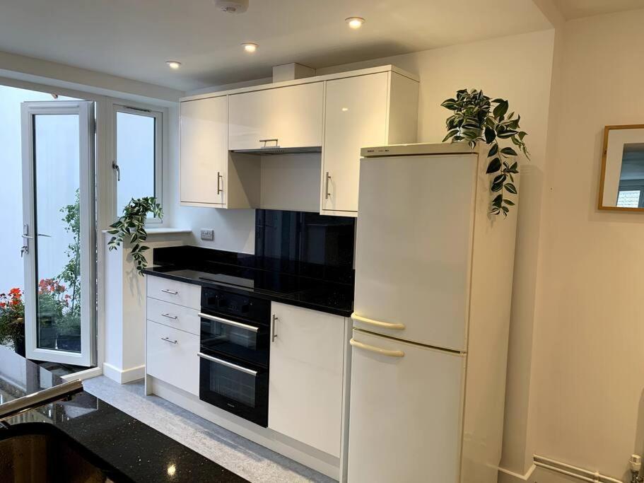 Newly Refurbished Uplyme Getaway Apartment Exterior foto